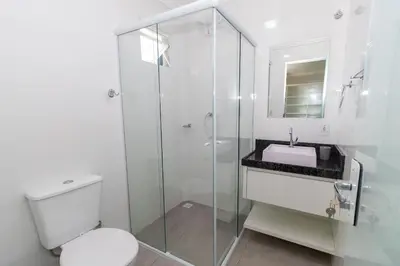 Uma casa de banho em 540B - Linda casa com 5 dormitórios á 100m da praia