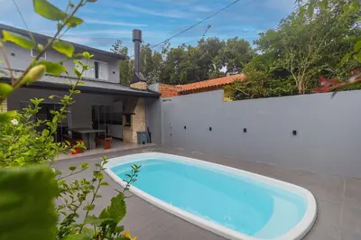 A piscina em ou perto de 540B - Linda casa com 5 dormitórios á 100m da praia