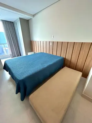 Uma cama ou camas num quarto em ANSNEGOCIOS APTO DUPLEX PRAIA MARISCAL 306 Bayside