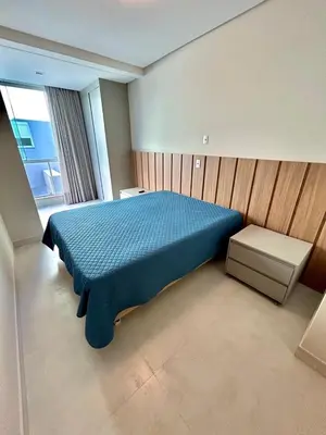 Uma cama ou camas num quarto em ANSNEGOCIOS APTO DUPLEX PRAIA MARISCAL 306 Bayside