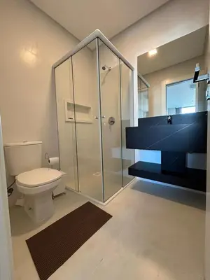 Uma casa de banho em ANSNEGOCIOS APTO DUPLEX PRAIA MARISCAL 306 Bayside