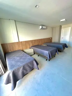 Uma cama ou camas num quarto em ANSNEGOCIOS APTO DUPLEX PRAIA MARISCAL 306 Bayside