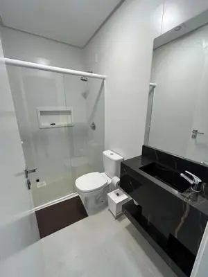 Uma casa de banho em ANSNEGOCIOS APTO DUPLEX PRAIA MARISCAL 306 Bayside