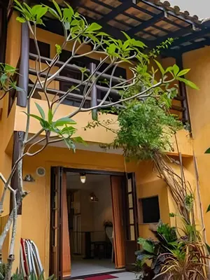 O edifício onde a casa de hóspedes está situado