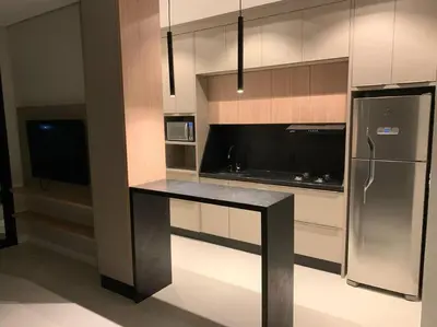 A planta de Apto inteiro 2 quartos, condomínio com piscina aquecida
