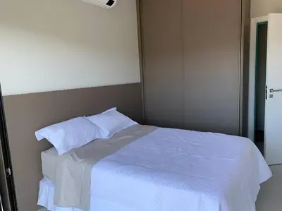 A planta de Apto inteiro 2 quartos, condomínio com piscina aquecida