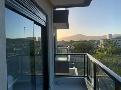 A planta de Apto inteiro 2 quartos, condomínio com piscina aquecida