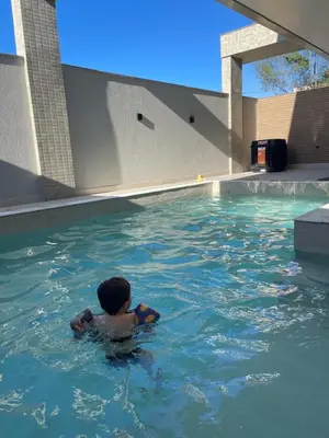 A planta de Apto inteiro 2 quartos, condomínio com piscina aquecida
