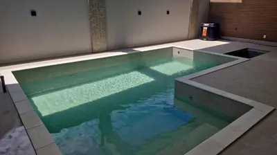 A planta de Apto inteiro 2 quartos, condomínio com piscina aquecida