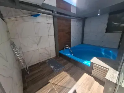 Uma casa de banho em Apto Térreo Privativo com Piscina Ar condicionado e vaga de estacionamento em Itapema