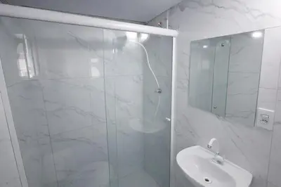 Uma casa de banho em Apto Térreo Privativo com Piscina Ar condicionado e vaga de estacionamento em Itapema