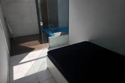 Uma casa de banho em Apto Térreo Privativo com Piscina Ar condicionado e vaga de estacionamento em Itapema