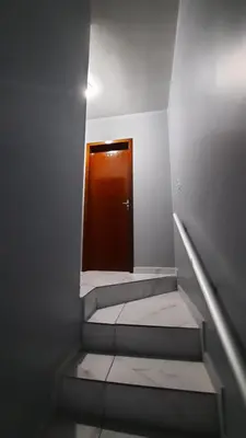 A planta de RL Suíte com cama de casal, com banheiro privado, ar split, wifi em Sobrado, sem áreas compartilhadas, somente acesso comum qqq