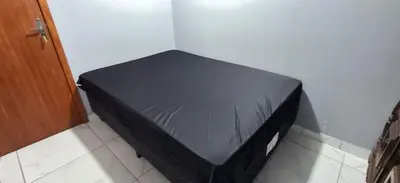 A planta de RL Suíte com cama de casal, com banheiro privado, ar split, wifi em Sobrado, sem áreas compartilhadas, somente acesso comum qqq