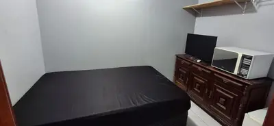 A cozinha ou kitchenette de RL Suíte com cama de casal, com banheiro privado, ar split, wifi em Sobrado, sem áreas compartilhadas, somente acesso comum qqq