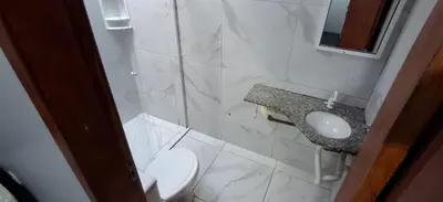 Uma casa de banho em RL Suíte com cama de casal, com banheiro privado, ar split, wifi em Sobrado, sem áreas compartilhadas, somente acesso comum qqq