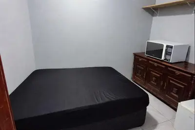 A cozinha ou kitchenette de RL Suíte com cama de casal, com banheiro privado, ar split, wifi em Sobrado, sem áreas compartilhadas, somente acesso comum qqq