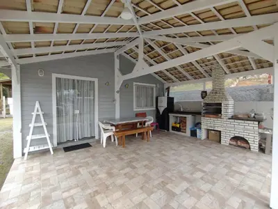 As comodidades para churrasco disponíveis para os clientes desta casa de férias