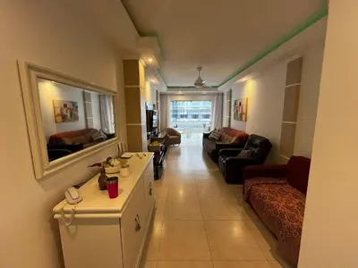 Uma televisão e/ou sistema de entretenimento em Apartamento 30 mtrs do mar para 6 pessoas, Pereque -Porto Belo