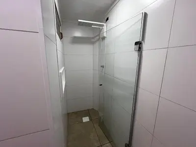 Uma casa de banho em Apartamento 30 mtrs do mar para 6 pessoas, Pereque -Porto Belo