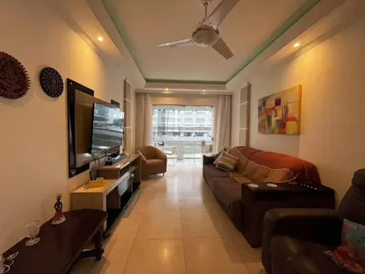 Uma televisão e/ou sistema de entretenimento em Apartamento 30 mtrs do mar para 6 pessoas, Pereque -Porto Belo