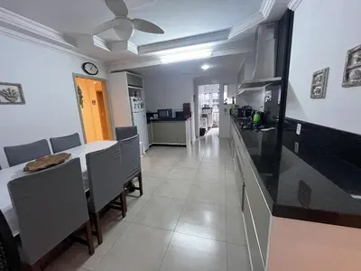 A cozinha ou kitchenette de Apartamento 30 mtrs do mar para 6 pessoas, Pereque -Porto Belo