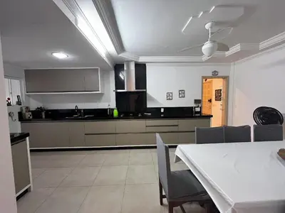 A cozinha ou kitchenette de Apartamento 30 mtrs do mar para 6 pessoas, Pereque -Porto Belo
