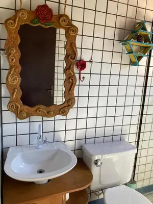 Uma casa de banho em Quarto em Chalé Rústico e Aconchegante - Piso Superior