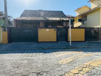 O edifício onde o quarto em acomodação particular está situado