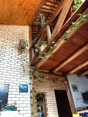 Uma televisão e/ou sistema de entretenimento em Quarto em Chalé Rústico e Aconchegante - Piso Superior