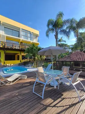 A piscina em ou perto de Suíte Atlântica com banheira de hidromassagem