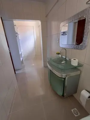 Uma casa de banho em Suíte Atlântica com banheira de hidromassagem