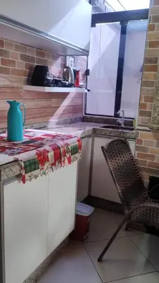 A cozinha ou kitchenette de Excelente apto com Piscina privativa em Bombas