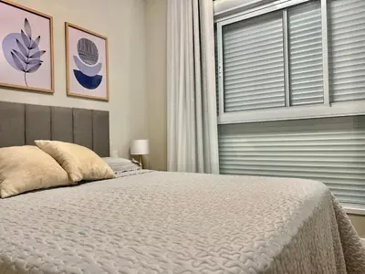 Uma cama ou camas num quarto em Vista mar! Apto alto padrão! ZS26H