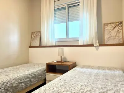 Uma cama ou camas num quarto em Vista mar! Apto alto padrão! ZS26H