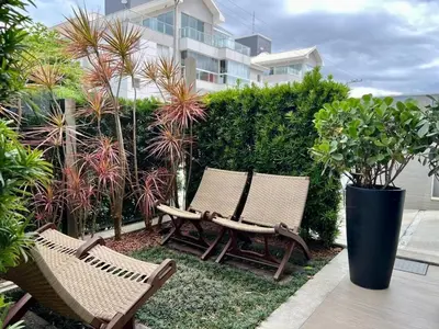 Um jardim no exterior de Vista mar! Apto alto padrão! ZS26H
