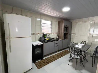 A cozinha ou kitchenette de Casa completa - Governador Celso Ramos à 15min da praia de palmas