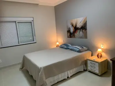 Uma cama ou camas num quarto em Apartamento de Praia em Bombinhas