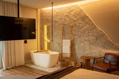 Uma televisão e/ou sistema de entretenimento em Morada Pedra Branca boutique Hotel