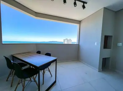 Uma vista do mar geral ou uma vista do mar a partir do apartamento