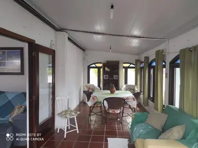 Uma área de estar em Casa no centro da cidade a 600 metros da praia.