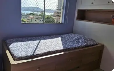Uma cama ou camas num quarto em Casa no centro da cidade a 600 metros da praia.