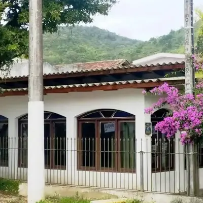 Casa no centro da cidade a 600 metros da praia.