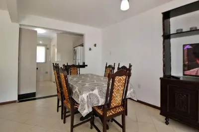 Uma televisão e/ou sistema de entretenimento em 1045 - Apartamento no centro de Bombinhas a 50mts do mar