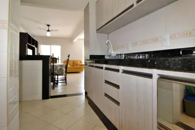 A cozinha ou kitchenette de 1045 - Apartamento no centro de Bombinhas a 50mts do mar