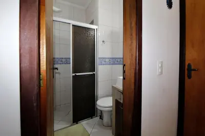 Uma casa de banho em 1045 - Apartamento no centro de Bombinhas a 50mts do mar