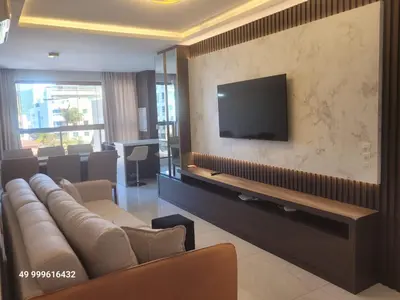 Uma televisão e/ou sistema de entretenimento em Sinta-se em Casa, Apartamento luxo 2 suítes, piscina aquecida no condomínio, 1 quadra do mar, completo