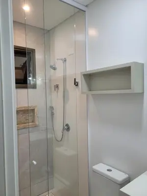 Uma casa de banho em Sinta-se em Casa, Apartamento luxo 2 suítes, piscina aquecida no condomínio, 1 quadra do mar, completo