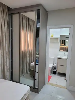Uma cama ou camas num quarto em Sinta-se em Casa, Apartamento luxo 2 suítes, piscina aquecida no condomínio, 1 quadra do mar, completo