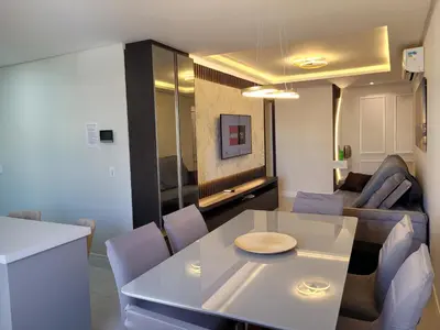 Uma área de estar em Sinta-se em Casa, Apartamento luxo 2 suítes, piscina aquecida no condomínio, 1 quadra do mar, completo